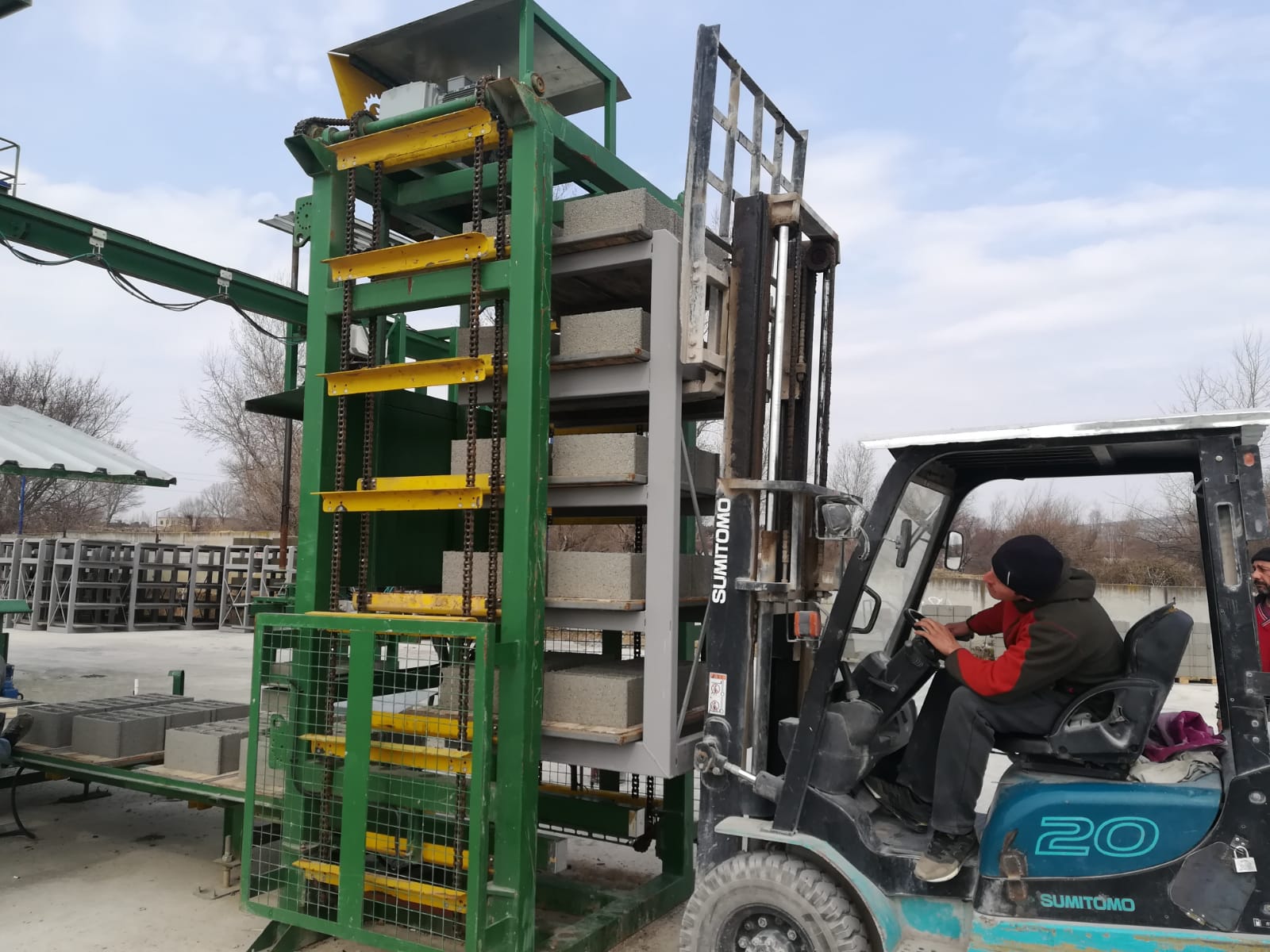 MÁQUINA DE BLOQUES Y ADOQUINES (AUTOMÁTICA) – 245.000 USD