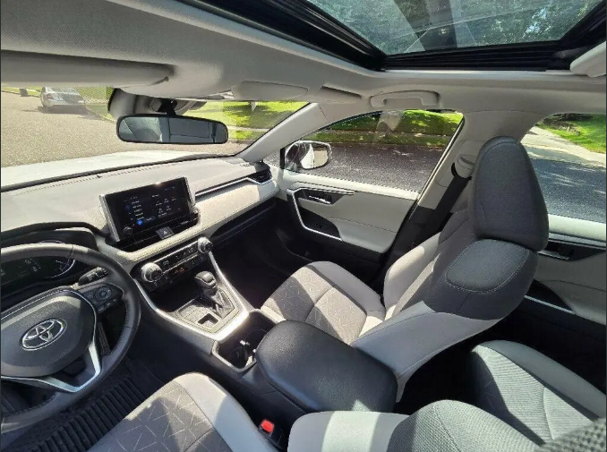 2025 Toyota RAV4 XLE Full Options Model