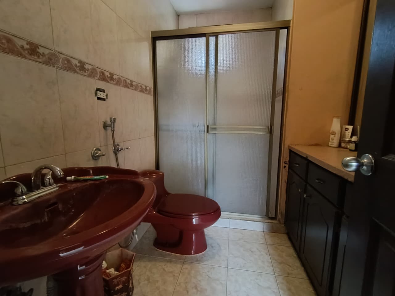 Amplia Vivienda en Las Acacias. Residencial o Comercial.
