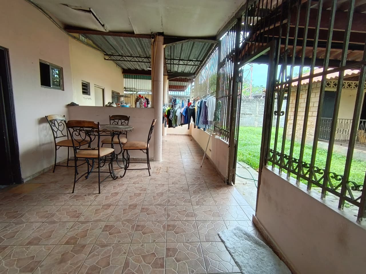 Amplia Vivienda en Las Acacias. Residencial o Comercial.