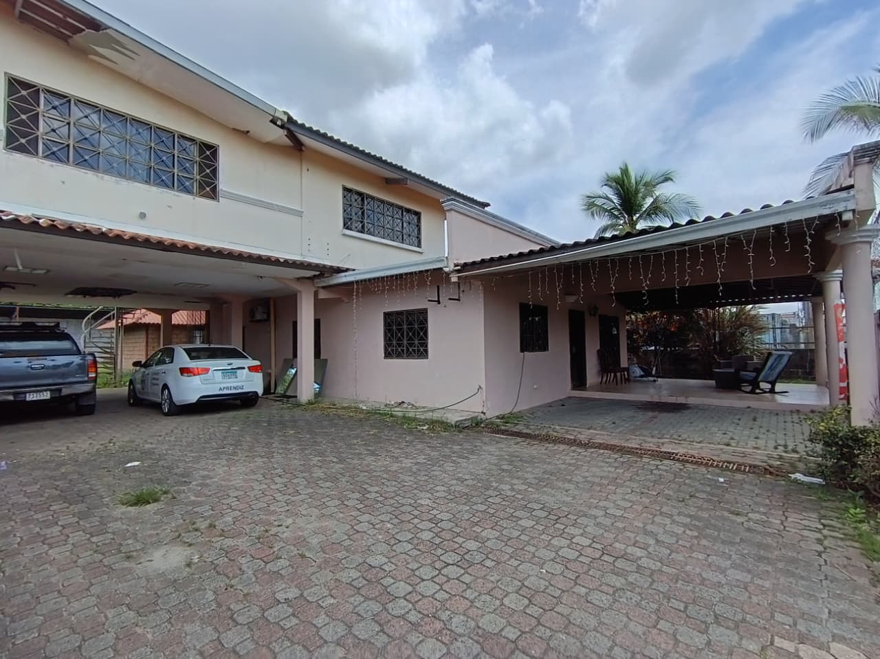 Amplia Vivienda en Las Acacias. Residencial o Comercial.