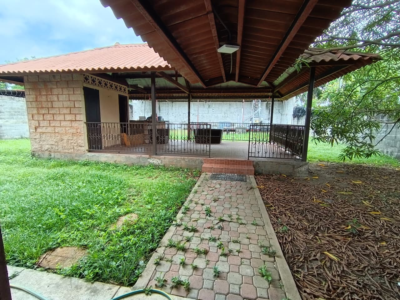 Amplia Vivienda en Las Acacias. Residencial o Comercial.