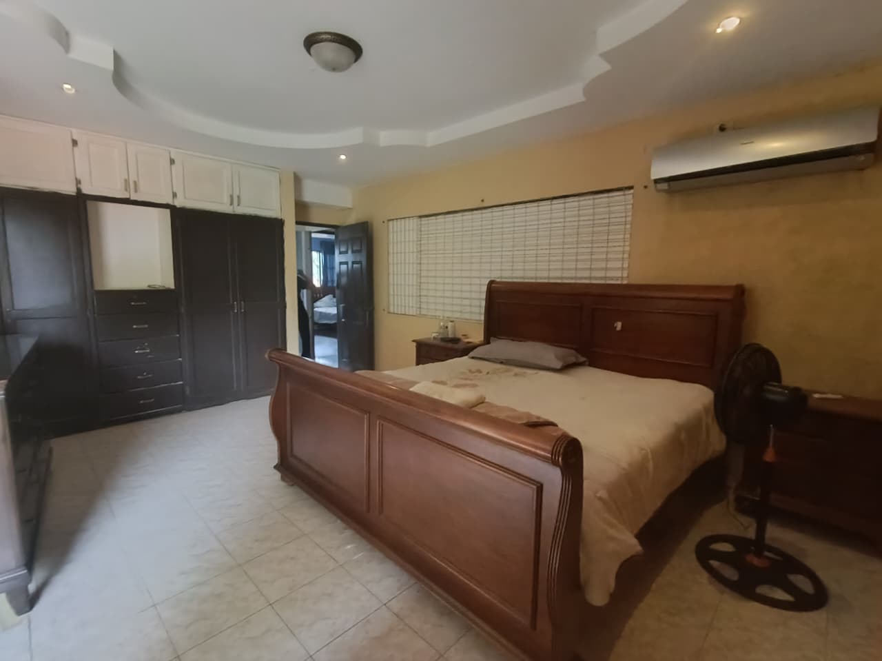 Amplia Vivienda en Las Acacias. Residencial o Comercial.