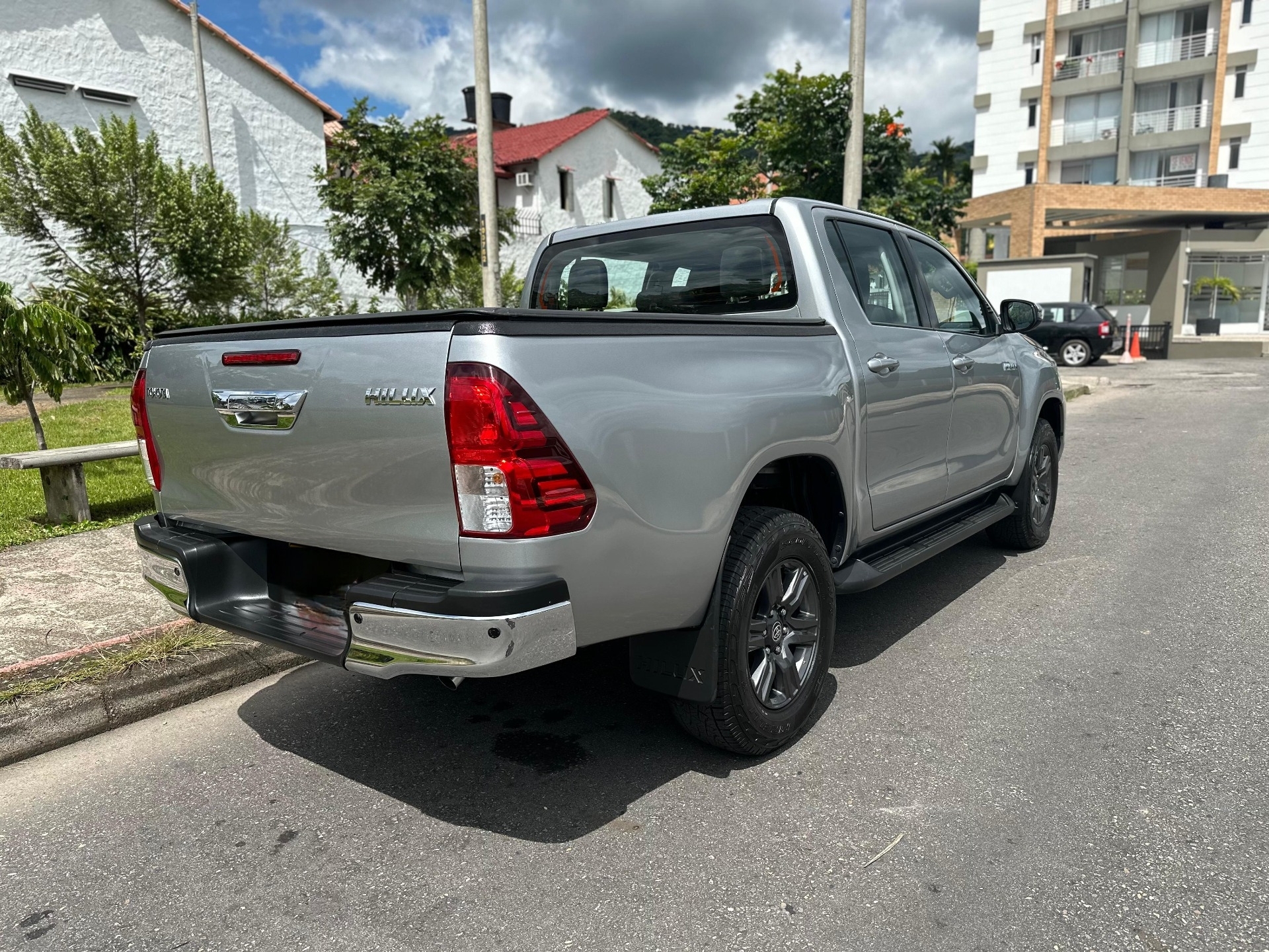 Toyota Hilux 2.4L TDi 4×4 CD Año 2023 51200km Gris