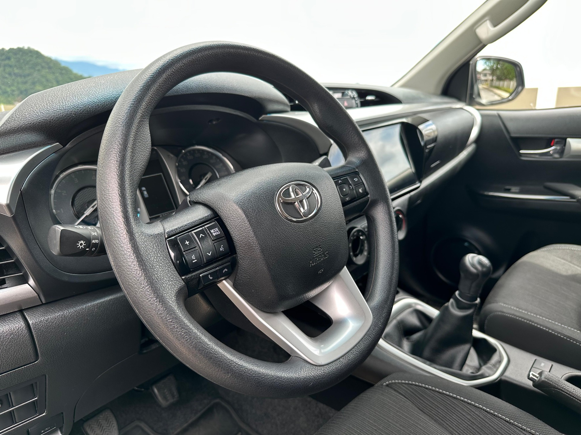 Toyota Hilux 2.4L TDi 4×4 CD Año 2023 51200km Gris