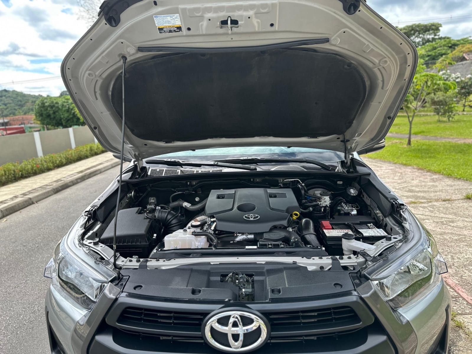 Toyota Hilux 2.4L TDi 4×4 CD Año 2023 51200km Gris